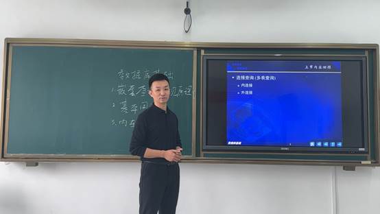 男人站在电视前 描述已自动生成